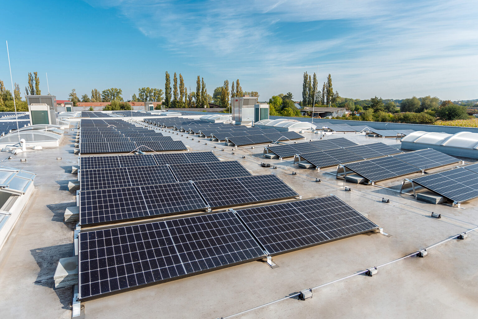 LAMARK podporuje udržitelnost pomocí fotovoltaické elektrárny a elektromobility