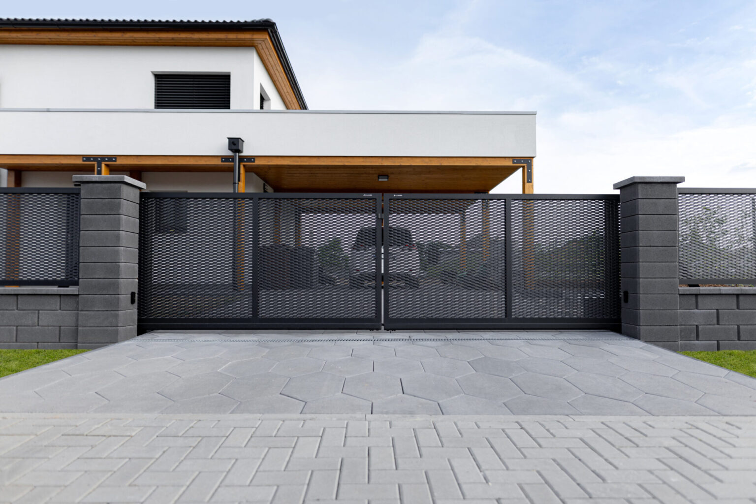 Samonosné posuvné brány LAMARK z tahokovu | Motiv Madeira | Černá kovářská barva | Zděné sloupky