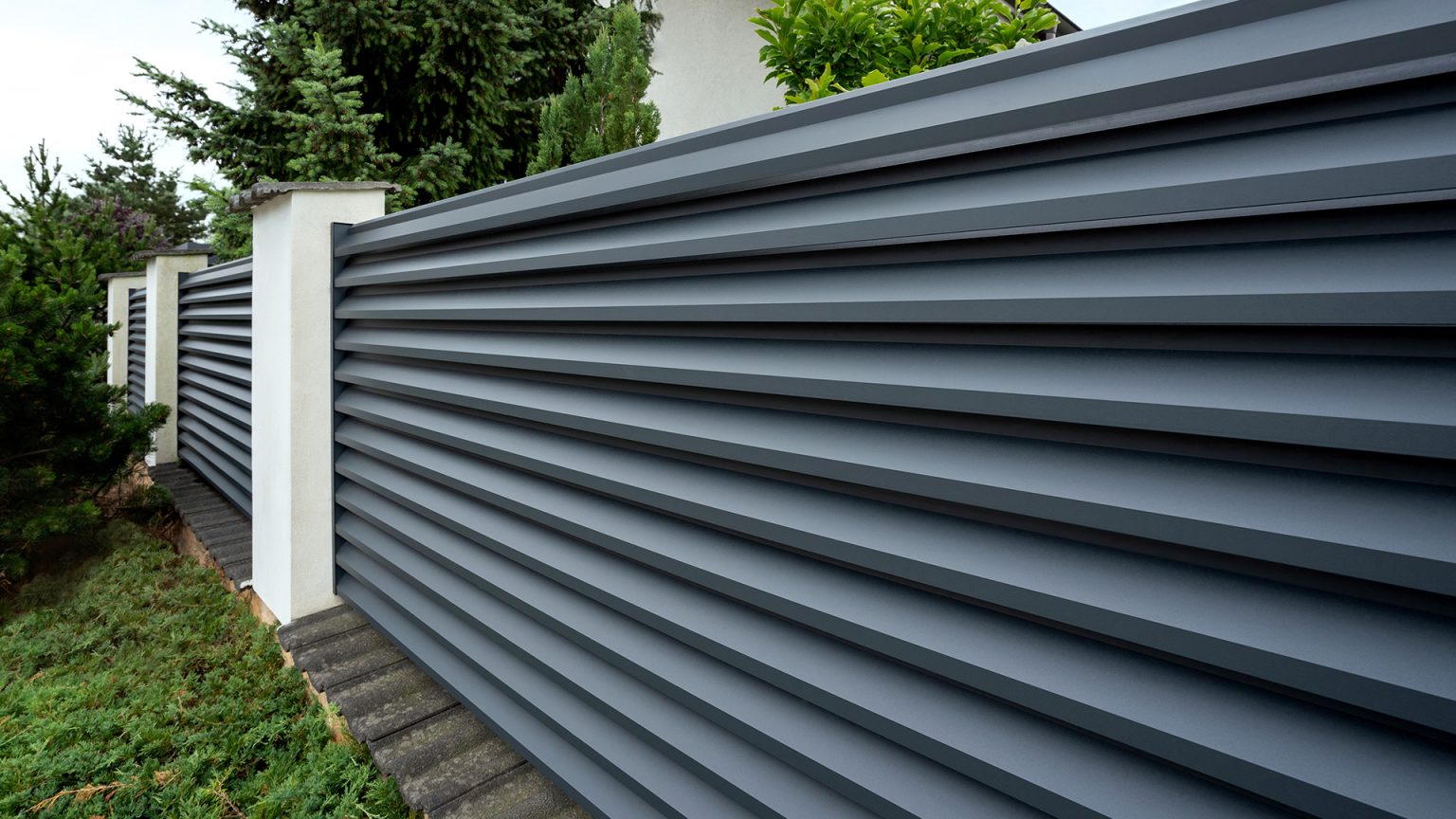 Hliníkový plot LAMARK v šedé antracitové barvě