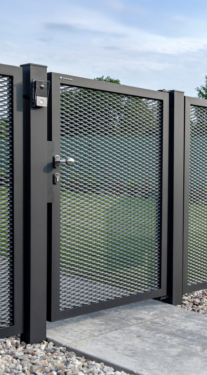 Jednokřídlá branka LAMARK z tahokovu | Motiv Mauricius | Šedá antracitová barva | Hliníkové sloupky | Černá u Bohdanče