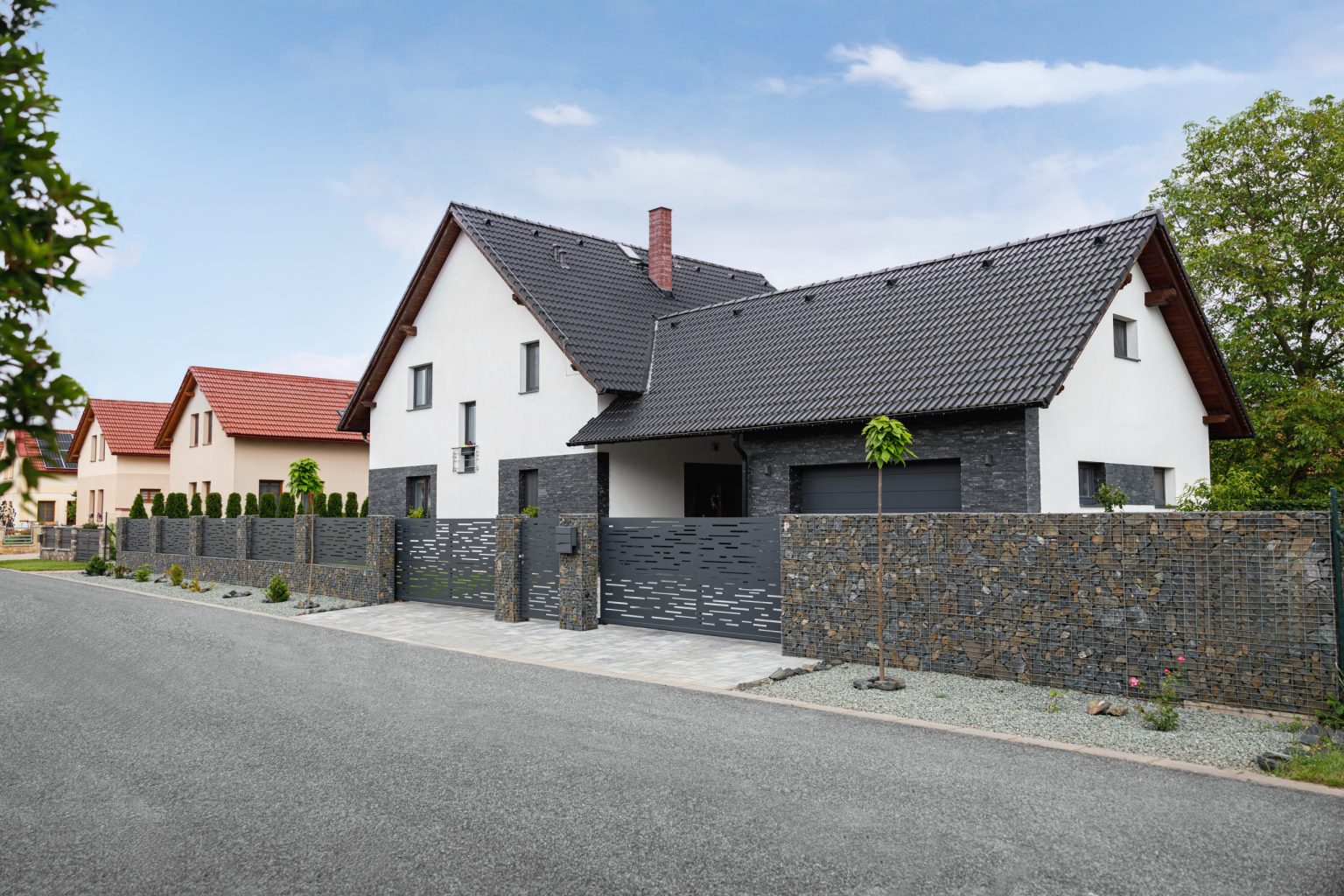 Deskový plot LAMARK | Motiv Batea | Šedá antracitová barva | Gabionové sloupky