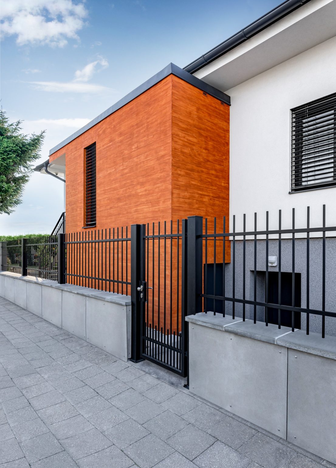 Kovaná jednokřídlá branka a kovaný plot LAMARK | Motiv Miami | Motiv Portoriko | Hladké provedení | Bez nýtů | Rovné zakončení | Šedá antracitová barva | Hliníkové sloupky LAMARK