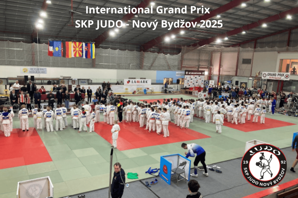 Judisté při slavnostním nástupu na turnaji International Grand Prix SKP JUDO Nový Bydžov 2025, podpořeném společností LAMARK v rámci CSR aktivit.