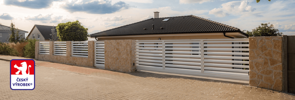 Hliníkový plot Viana Air v bílé barvě, vyrobený společností LAMARK, oceněný certifikací ČESKÝ VÝROBEK.