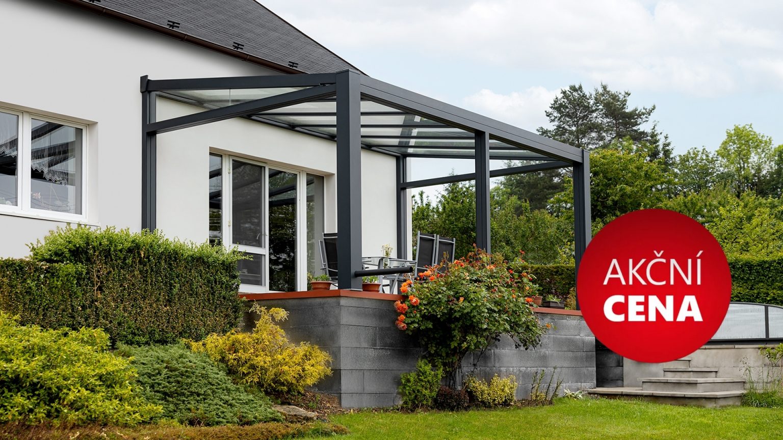 Pergola se skleněnou střechou přisazená ke stěně se slevou až 25 %
