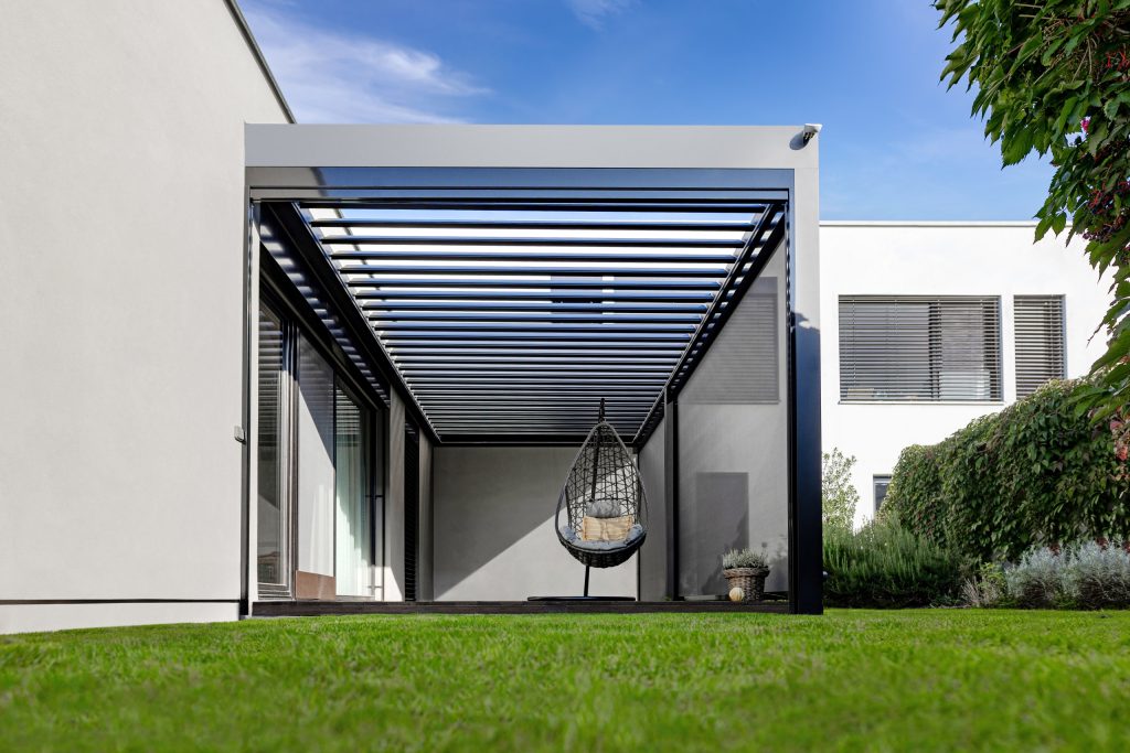 Bioklimatická pergola LAMARK přisazená do rohu | Horní Měcholupy | Boční stínění - screenové rolety | Stříbrná hliníková barva | Dešťové čidlo | Ovládání