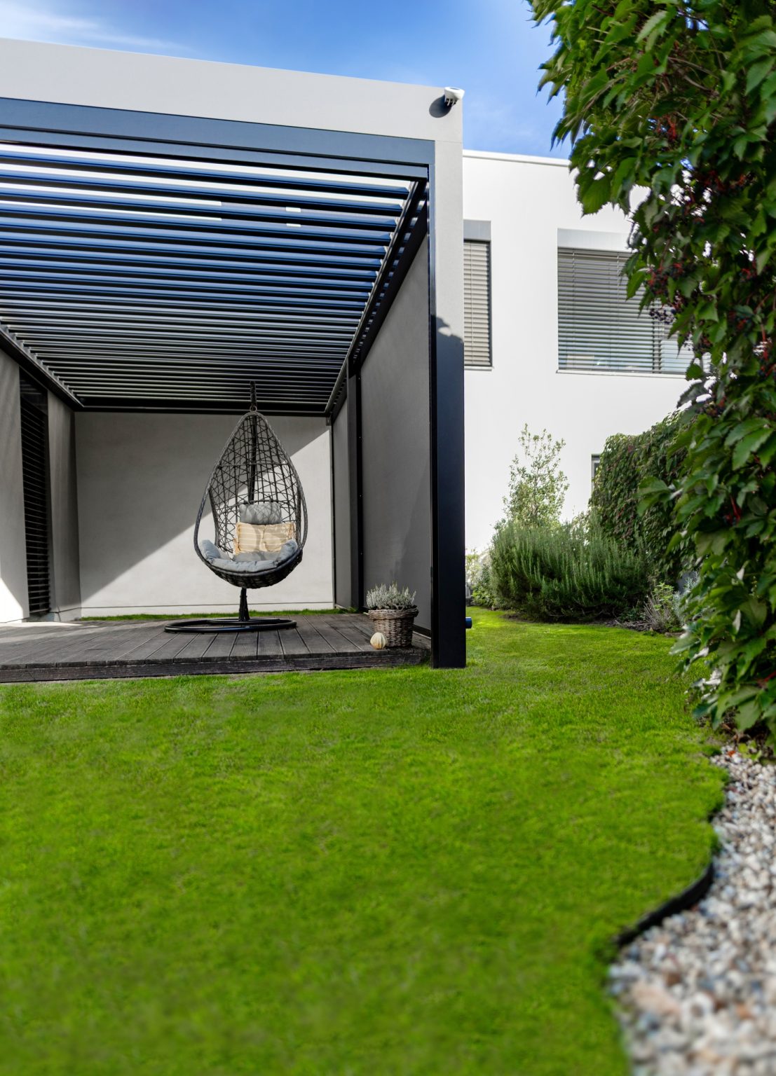 Bioklimatická pergola LAMARK přisazená do rohu | Horní Měcholupy | Boční stínění - screenové rolety | Stříbrná hliníková barva | Dešťové čidlo | Ovládání