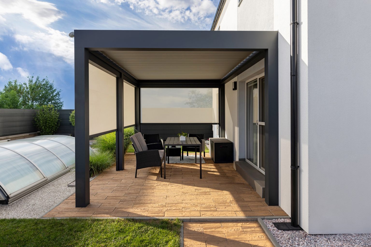 Bioklimatická samostatně stojící pergola LAMARK | Nehvizdy | Boční stínění - screenové rolety | Šedá antracitová barva | Dešťové čidlo | Větrné čidlo | Ovládání