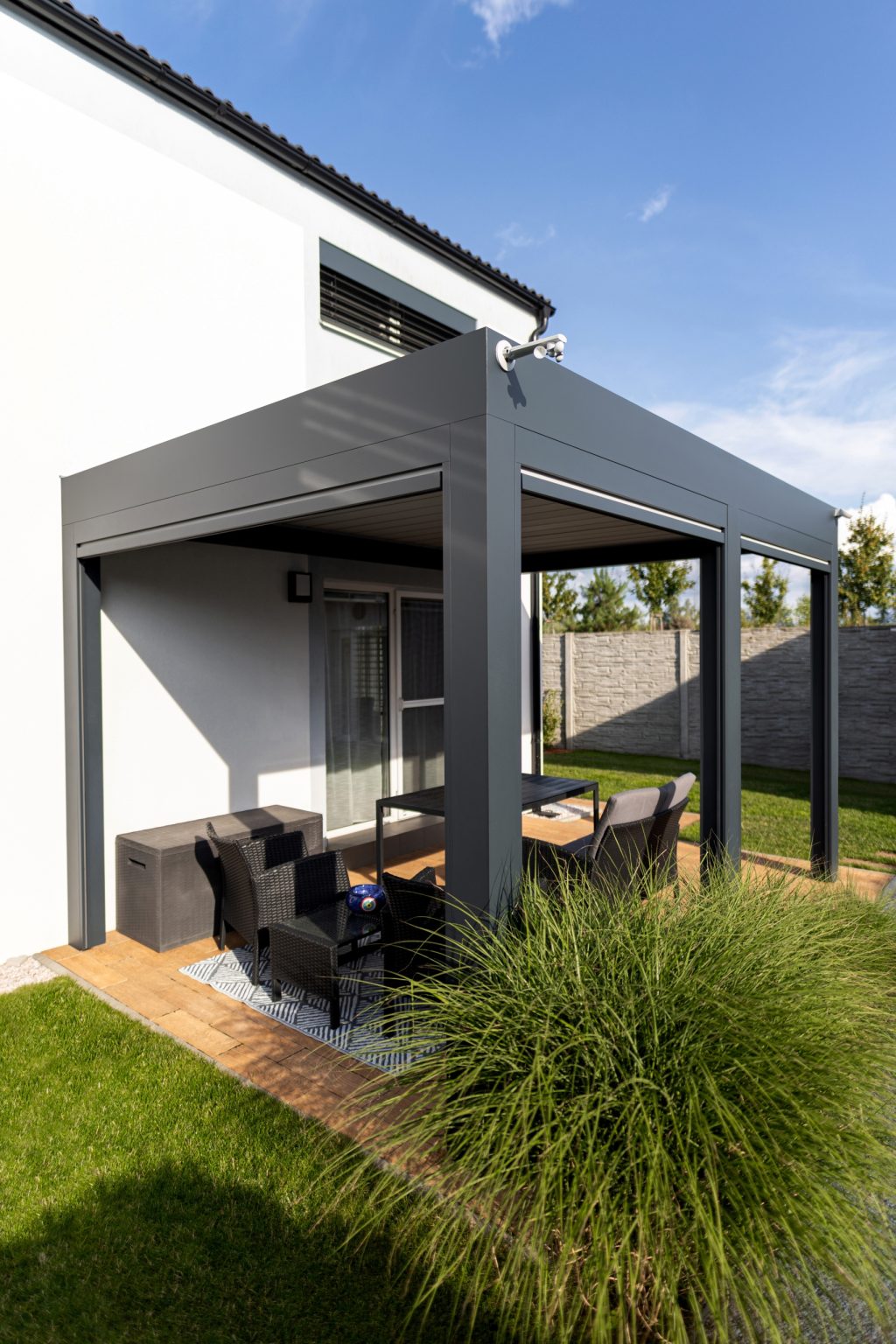 Bioklimatická samostatně stojící pergola LAMARK | Nehvizdy | Boční stínění - screenové rolety | Šedá antracitová barva | Dešťové čidlo | Větrné čidlo | Ovládání