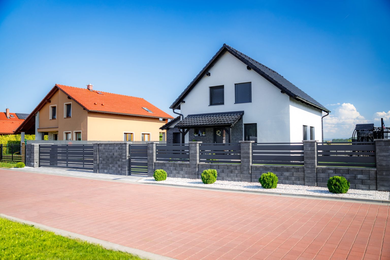 Deskové oplocení LAMARK | Motiv Lobon | Šedá antracitová barva | Betonové sloupky