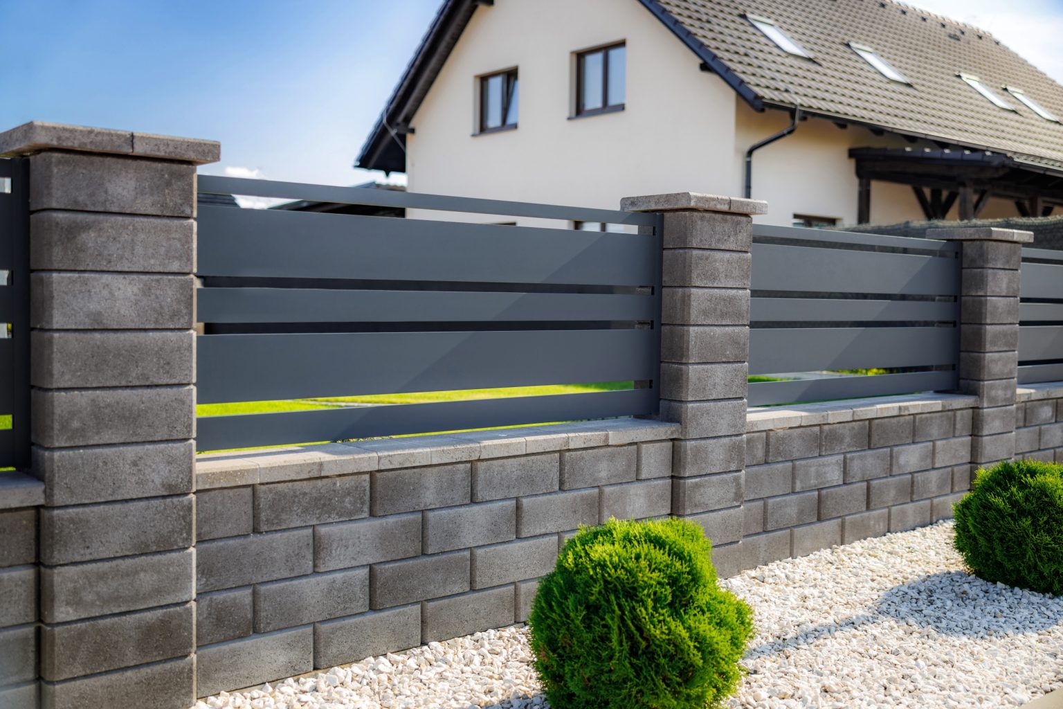 Deskový plot LAMARK | Motiv Lobon | Šedá antracitová barva | Betonové sloupky