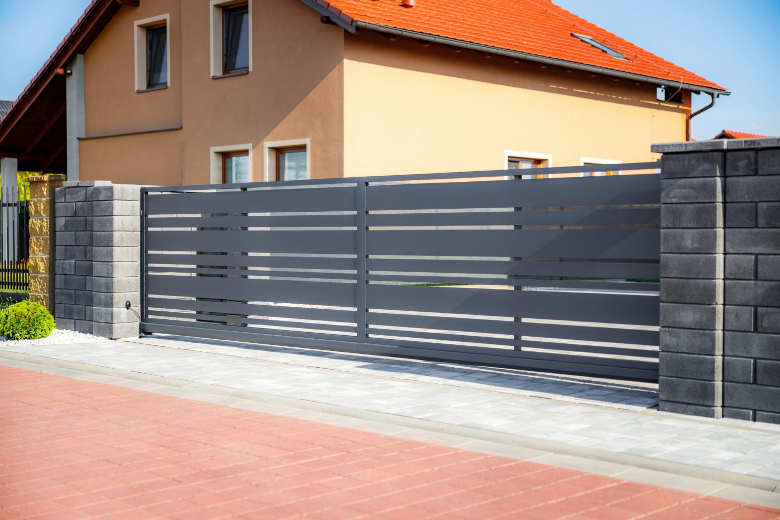 Desková samonosná posuvná brána LAMARK | Motiv Lobon | Šedá antracitová barva | Betonové sloupky