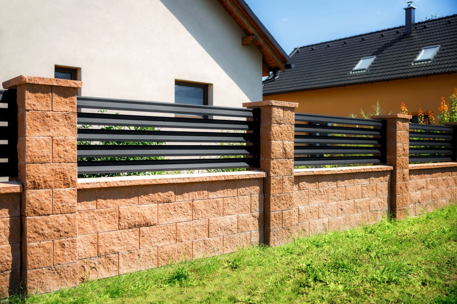 Hliníkový plot LAMARK | Motiv Lugo Air | Černá kovářská barva | Betonové sloupky
