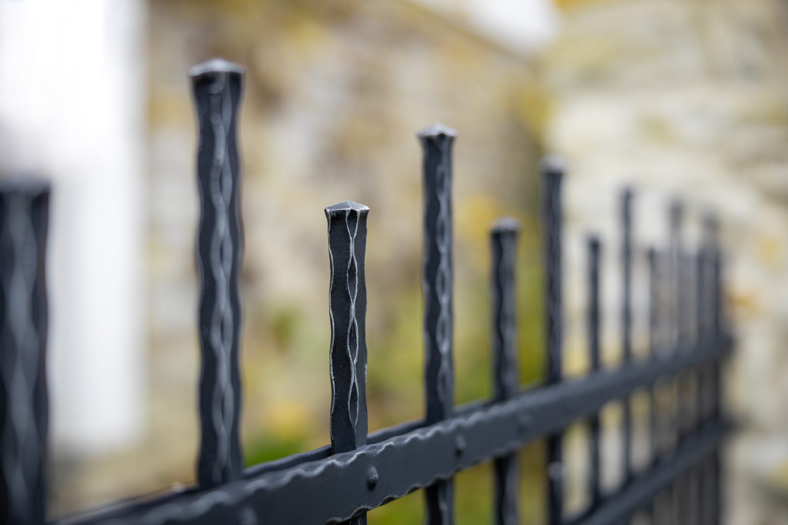 Detail motivu Verona na kovaném plotě LAMARK | Černá kovářská barva | Stříbrná patina | Svařované s nýty | Oklepávané provedení | Okované konce