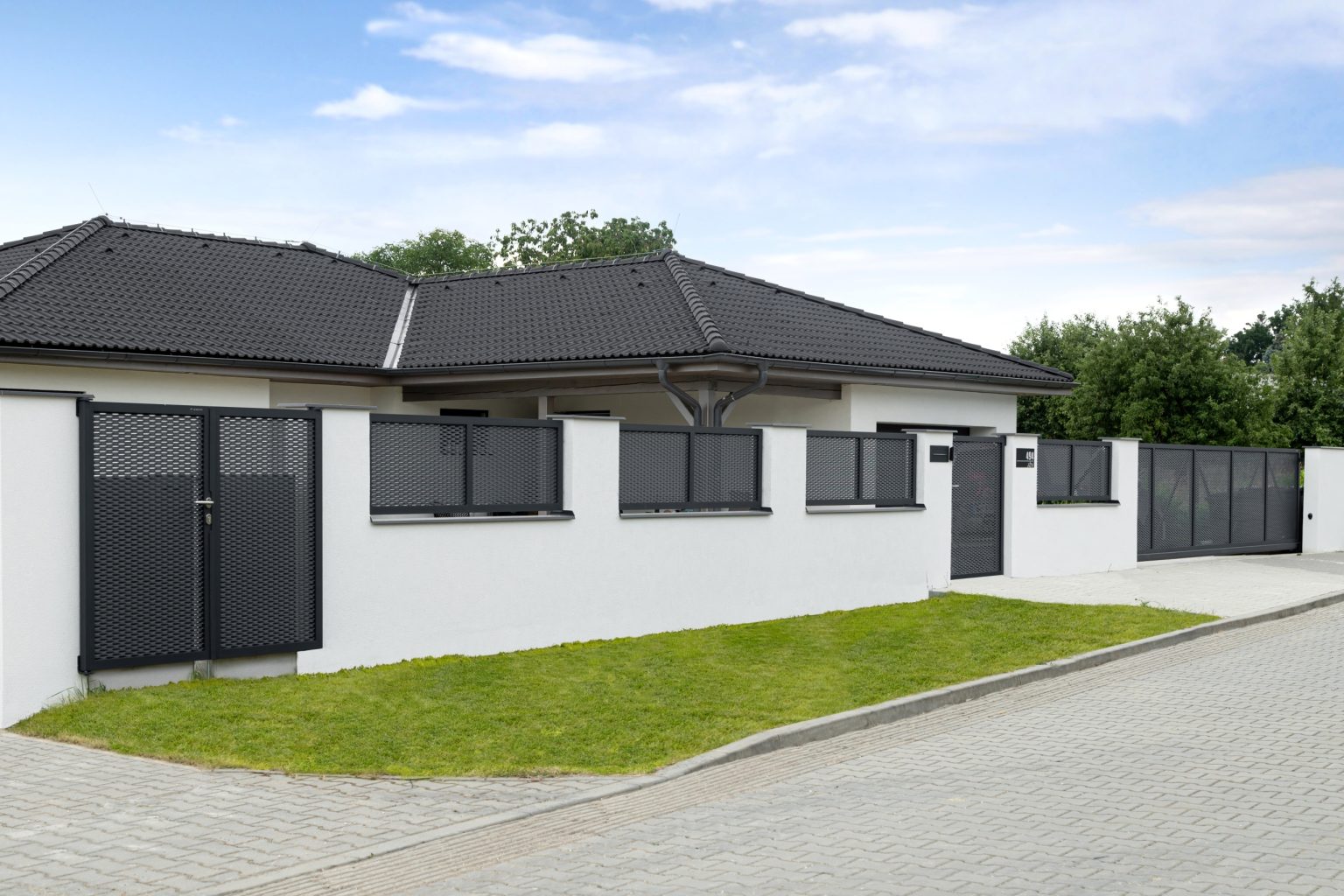 Tahokov plot LAMARK | Motiv Madeira | Šedá antracitová barva | Zděné sloupky | Nechanice