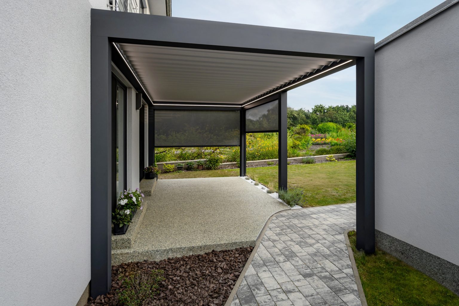Bioklimatická samostatně stojící pergola LAMARK | Chrudim | Boční stínění - screenové rolety | Šedá antracitová barva | Dešťové čidlo | Větrné čidlo | Ovládání | LED osvětlení