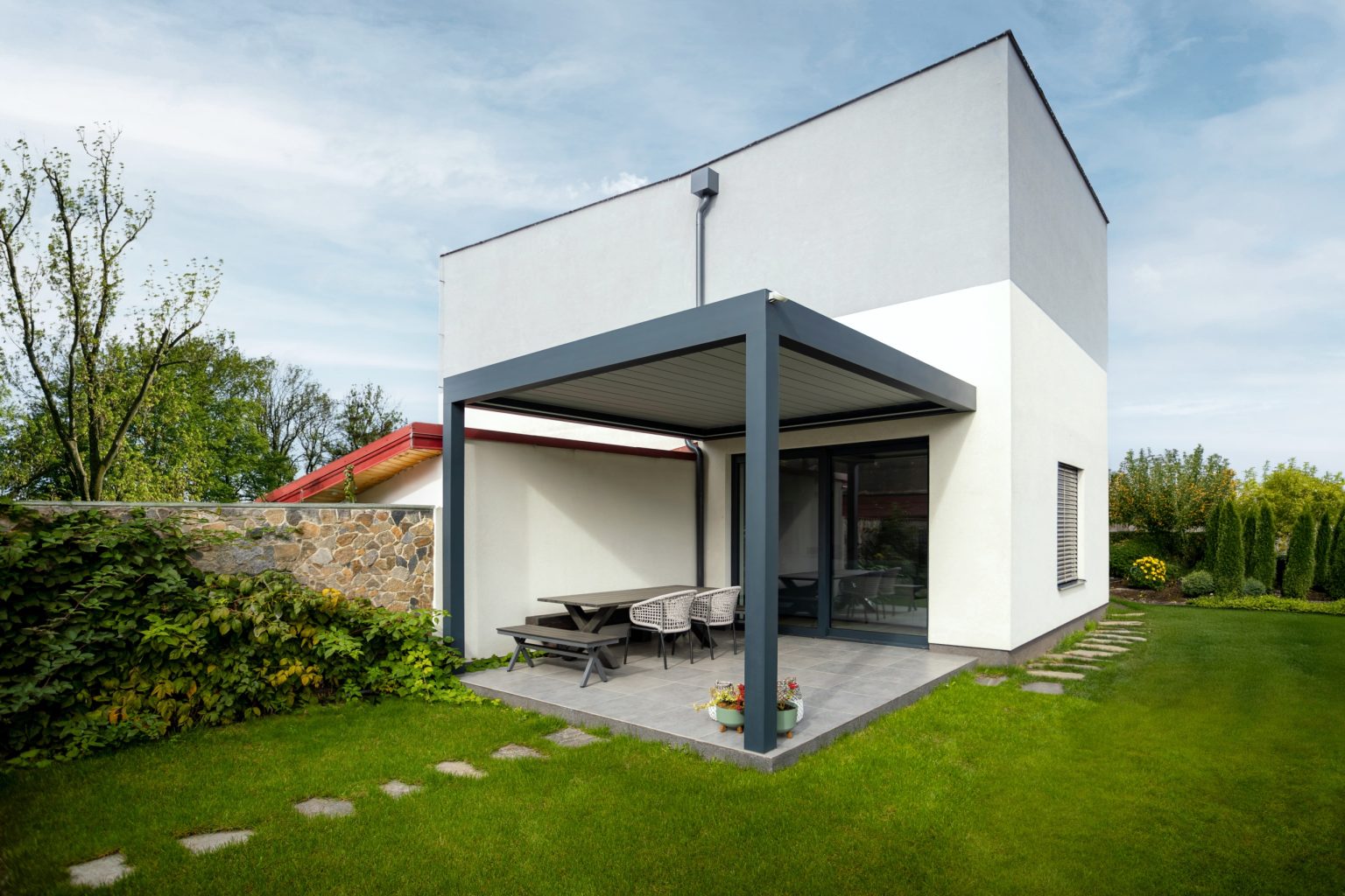 Bioklimatická pergola LAMARK přisazená ke stěně | Kolín | Šedá antracitová barva | Dešťové čidlo | Ovládání | LED osvětlení