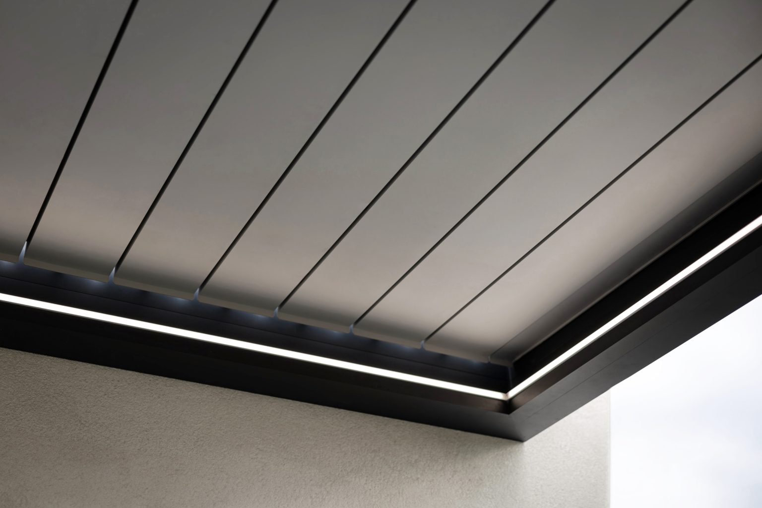 Detail zavřených lamel a LED osvětlení | Bioklimatická pergola LAMARK přisazená ke stěně | Kolín | Šedá antracitová barva