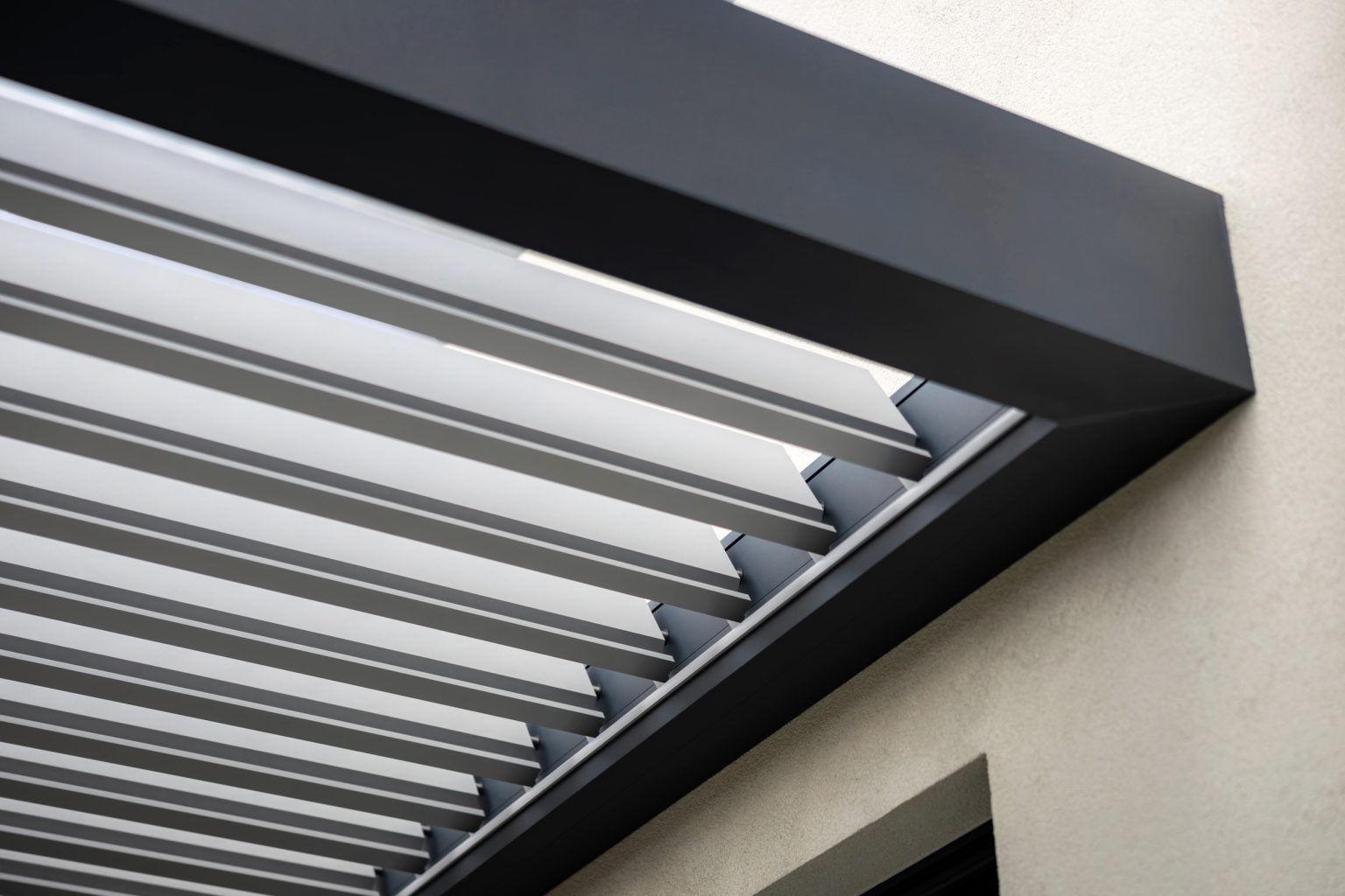 Detail lamel bioklimatické pergoly LAMARK přisazené ke stěně | Kolín | Šedá antracitová barva | LED osvětlení