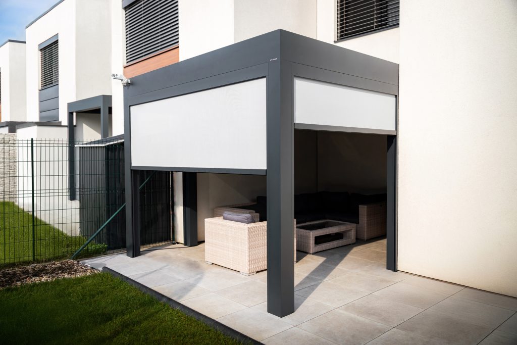 Bioklimatická pergola LAMARK přisazená ke stěně | Pardubice | Boční stínění - screenové rolety | Šedá antracitová barva | Dešťové čidlo | Větrné čidlo | Ovládání | LED osvětlení