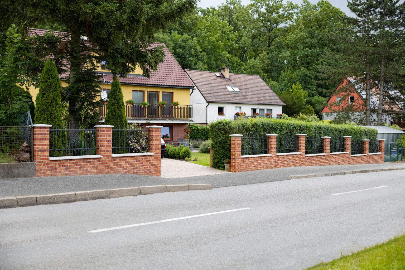 Kovaný plot LAMARK | Motiv Bangkok | Dekor Nice | Černá kovářská barva | Stříbrná patina | Svařované s nýty | Oklepávané provedení | Okované konce