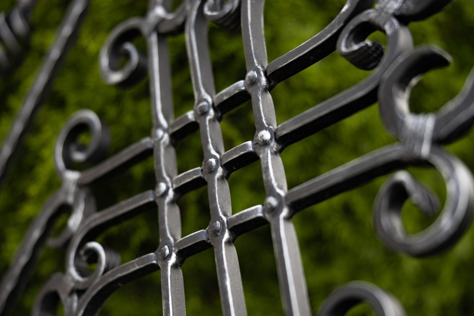 Detail dekoru Nice | Kovaný plot LAMARK | Motiv Bangkok | Černá kovářská barva | Stříbrná patina | Svařované s nýty | Oklepávané provedení | Okované konce