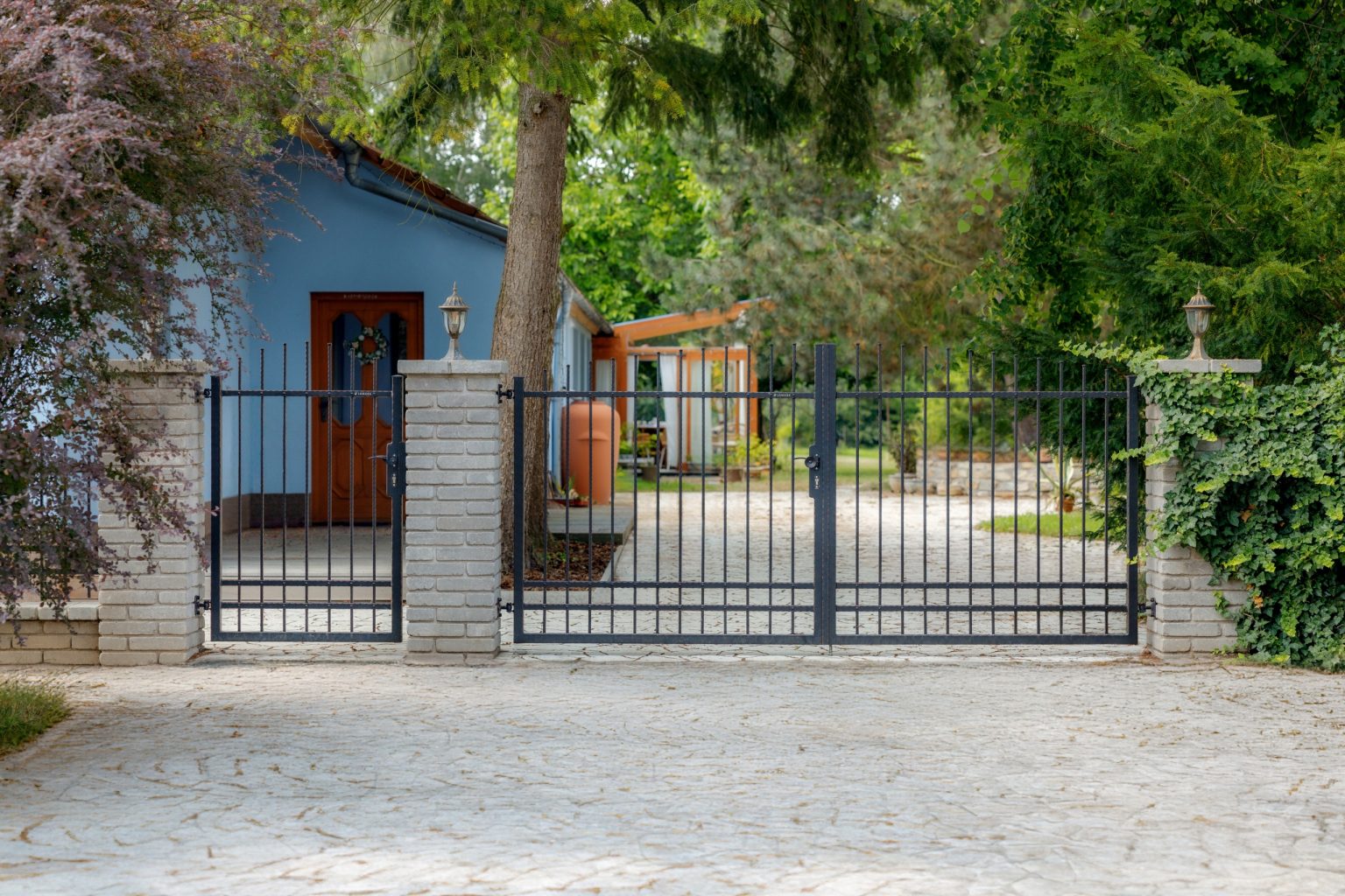 Kovaná branka a dvoukřídlá otočná brána LAMARK | Motiv Detroit | Černá kovářská barva | Měděná patina | Svařované s nýty | Oklepávané provedení | Okované konce | Zděné sloupky
