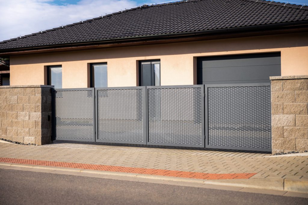 Otočná dvoukřídlá brána LAMARK z tahokovu | Motiv Madeira | Šedá antracitová barva | Zděné sloupky