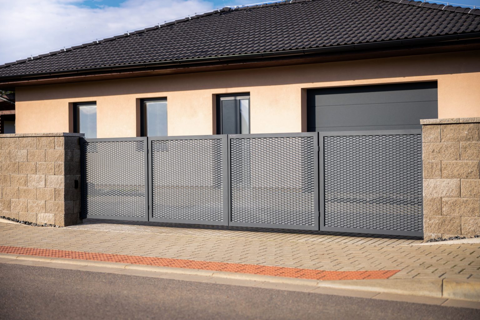 Otočná dvoukřídlá brána LAMARK z tahokovu | Motiv Madeira | Šedá antracitová barva | Zděné sloupky