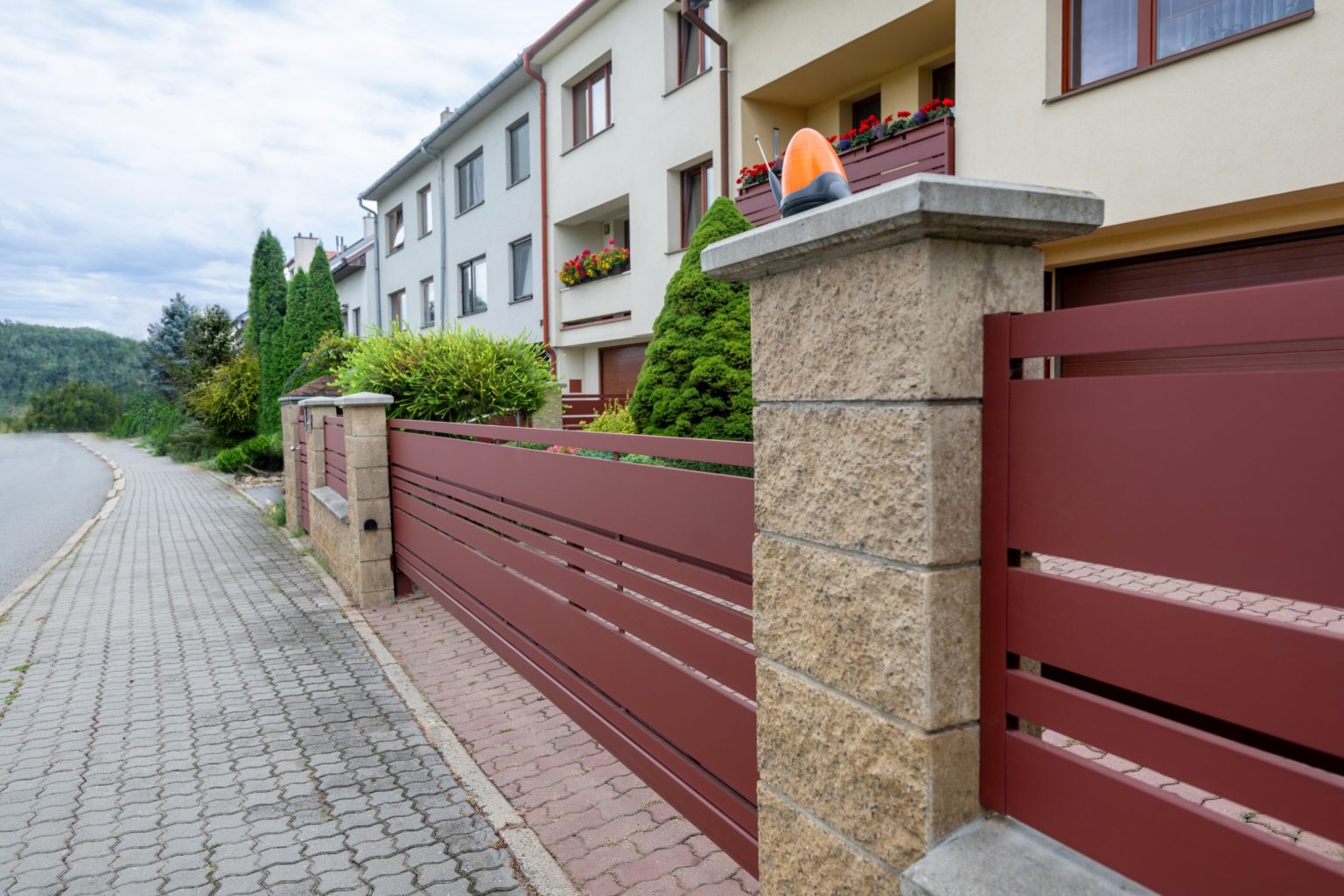 Hliníkový plot LAMARK | Motiv Lobon | Hnědá čokoládová barva | Zděné sloupky