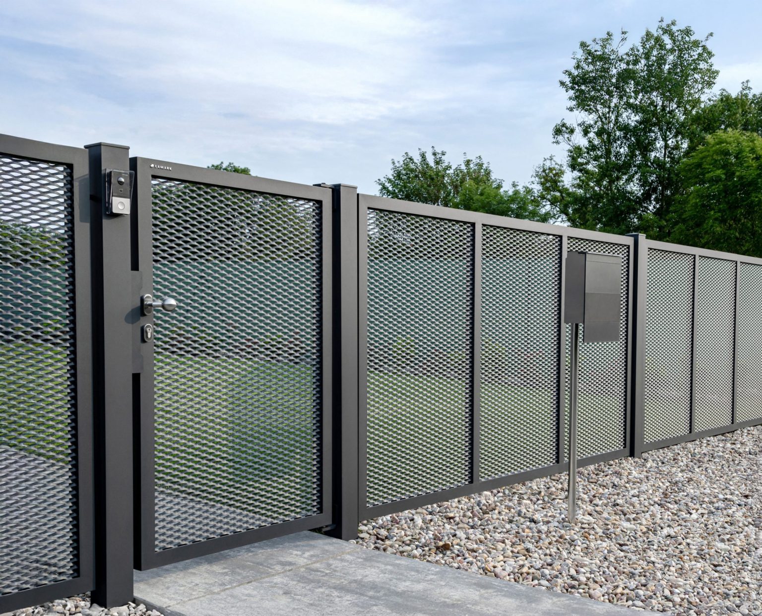 Jednokřídlá branka LAMARK z tahokovu | Motiv Mauricius | Šedá antracitová barva | Hliníkové sloupky | Černá u Bohdanče